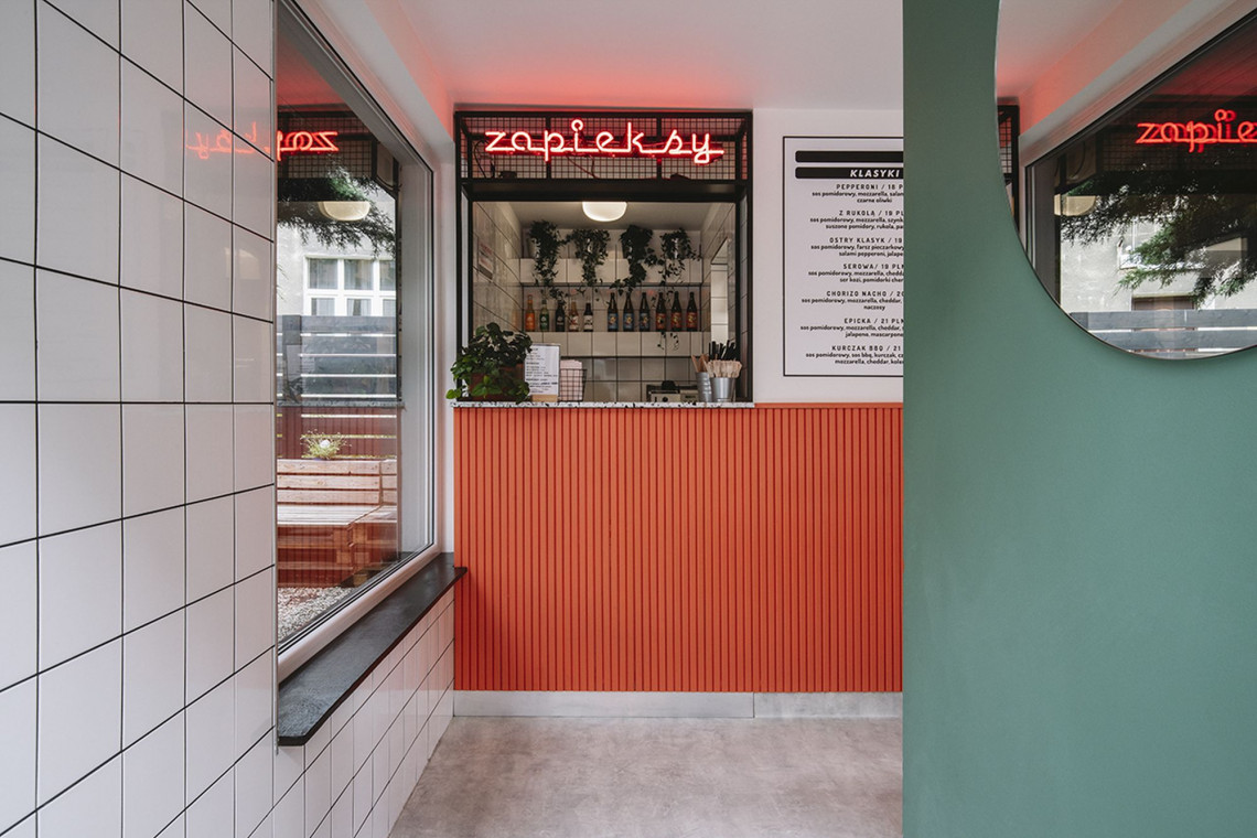 Zapieksy w Poznaniu, projekt studio bo/sko, fot. Hanna Połczyńska | kroniki.studio Ten lokal jest niezobowiązujący, przyjemny i nieco uliczny... tak, jak zapiekanki