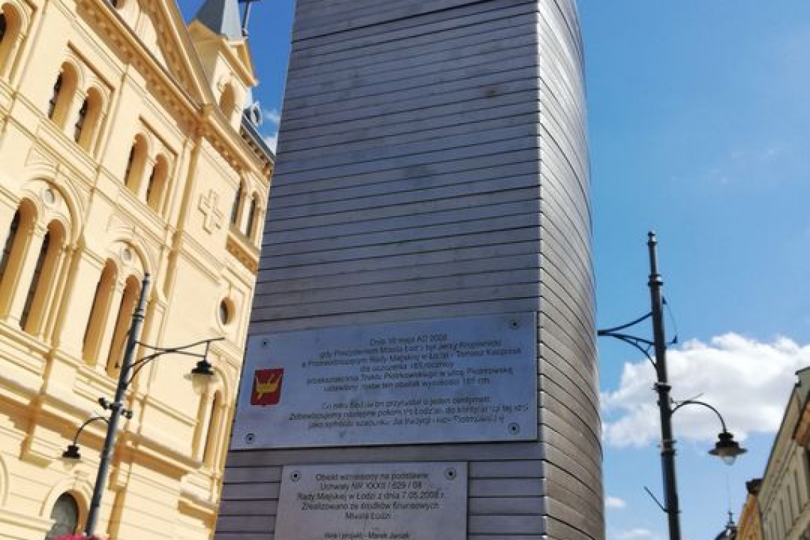Do pomnika co roku dodawany jest kolejny centymetrowy element. Fot. UM Łódź Łódzki obelisk powiększy się o kolejny centymetr
