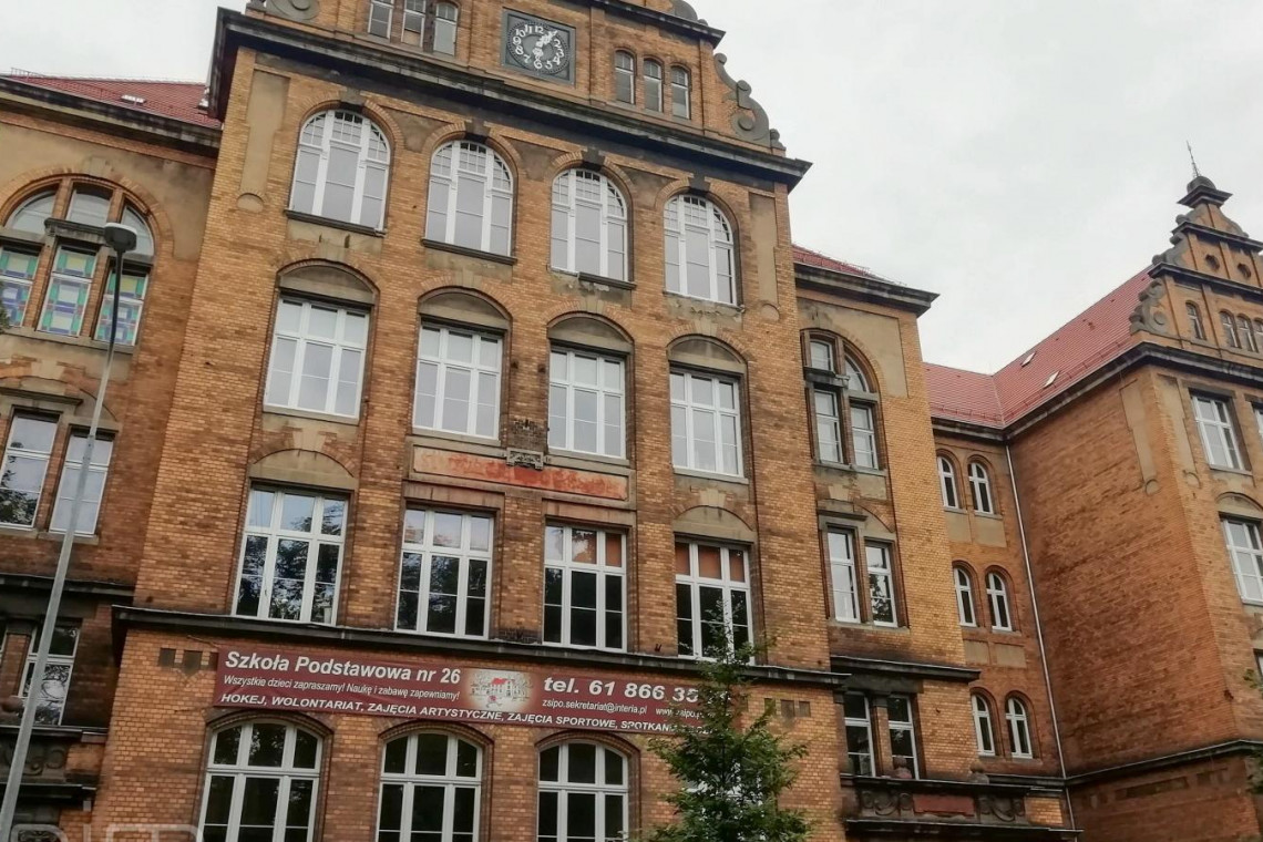 Trzy firmy chcą odnowić elewację budynku szkoły przy ul. Berwińskiego fot. PIM Trzy firmy chcą odnowić zabytkową szkołę w Poznaniu