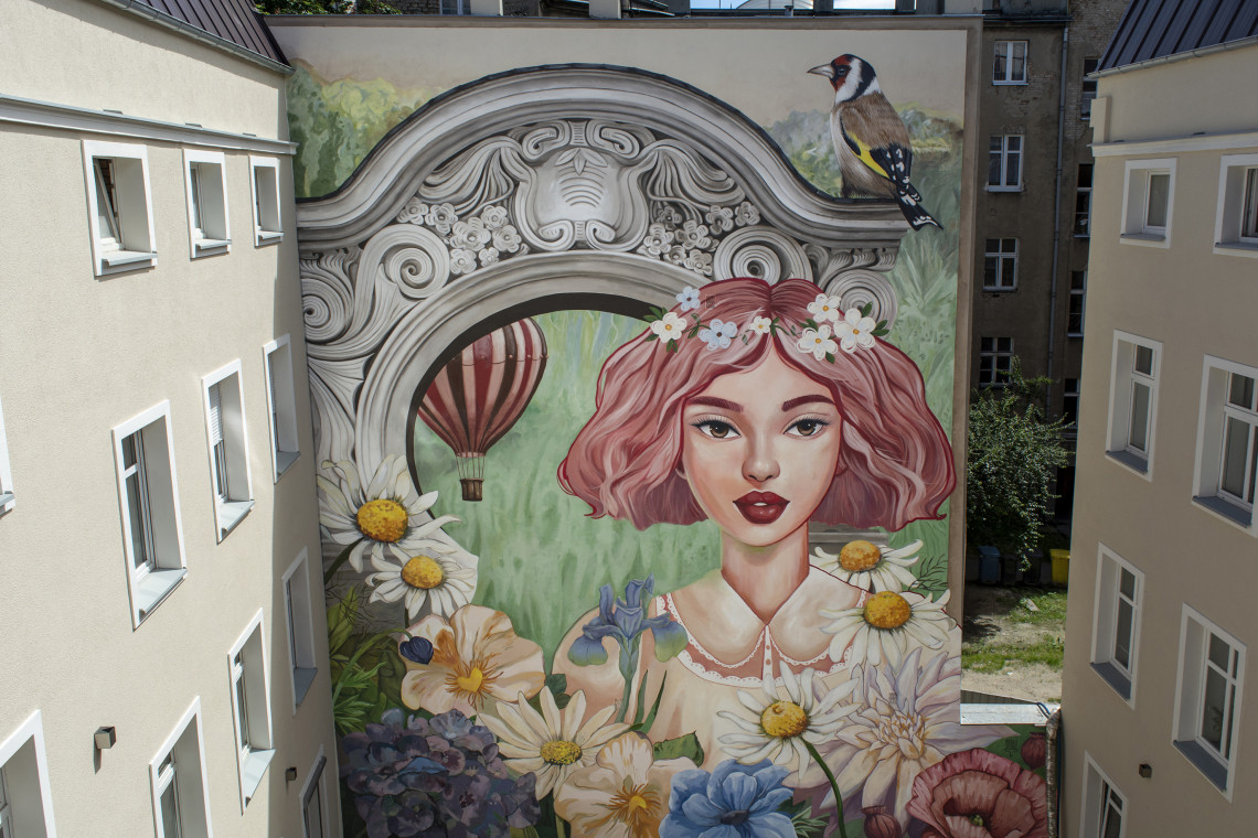 Mural "Ogród, w tajemnicy za bramką". Projekt i wykonanie: studio MUR·ALL. . Fot. Mat. studia MUR·ALL Baśniowy "ogród" na dziedzińcu poznańskiej kamienicy