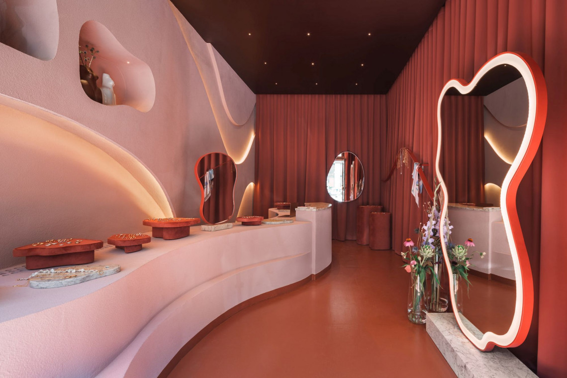 Warszawski butik marki Kopi to najnowszy projekt wnętrza autorstwa NOKE Architects. Punktem wyjścia projektu stały się miękkie, nieregularne kształty biżuterii Kopi oraz inspiracje przywiezione przez projektantkę Natalię Kopiszkę z podróży do Maroko i na Lazurowe Wybrzeże, fot. Nate Cook Ten butik to prawdziwa perełka! NOKE Architects zaprosili Maroko do... Warszawy