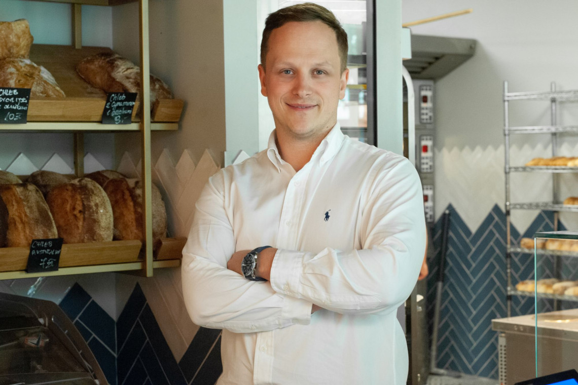 Nasi goście na własne oczy będą mogli przekonać się, jak powstaje, rośnie i zarumienia się zdrowy chleb na naturalnym zakwasie. Codziennie czekać będzie na nich pyszne śniadanie, zbilansowany lunch oraz aromatyczna kawa i świeżo wyciskane soki. Ale w naszej piekarni na pierwszym planie znajdzie się oczywiście chleb – smaczny, pachnący, chrupiący – z różnego rodzaju ziarnami, pestkami, nasionami bogatymi w witaminy i minerały. Wszystko najwyższej jakości - opowiada Bartek Rychcik, właściciel Bakery Browary Warszawskie, fot. mat. prasowe Bakery Browary Warszawskie to nowy koncept w stylu polsko-francuskich piekarni rzemieślniczych