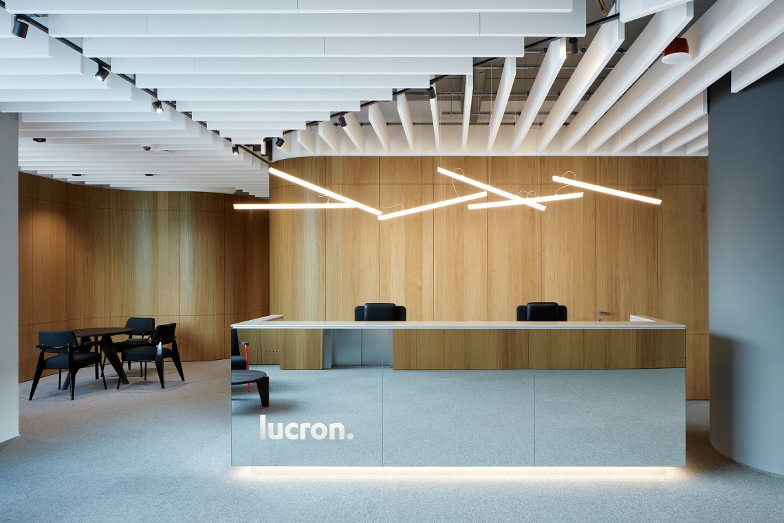 Biuro słowackiej firmy Lucron Development otwarto już jakiś czas temu, ale ascetyczny design wnętrza dopiero teraz nabiera dodatkowego sensu. Biuro powstało w centrum biznesowym Steinerka Business Center w Bratysławie, fot. Knauf Armstrong Ascetyczne biuro idealne na czasy Covid-19