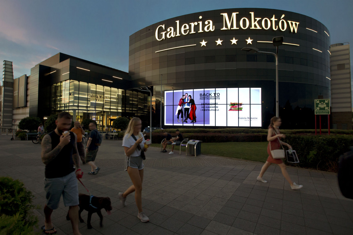 Ekran o powierzchni 140 mkw. na elewacji Galerii Mokotów. Fot. Mat. prasowe Ogromny ekran wieńczy elewację warszawskiej galerii