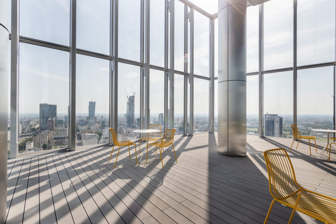 Bank Standard Chartered otworzył nową przestrzeń do pracy dla swoich pracowników na najwyższych piętrach kompleksu biurowego The Warsaw Hub. W sumie prawie 7 tys. mkw. nowoczesnej, funkcjonalnej i bezpiecznej powierzchni do pracy dla zespołu liczącego nawet 1000 osób. Biuro zaprojektowano zgodnie z globalnymi standardami banku przezpracownię M Moser Associates, fot. mat. prasowe Oto najnowsza siedziba banku Standard Chartered w Warszawie. Design biura z niejednym polskim akcentem