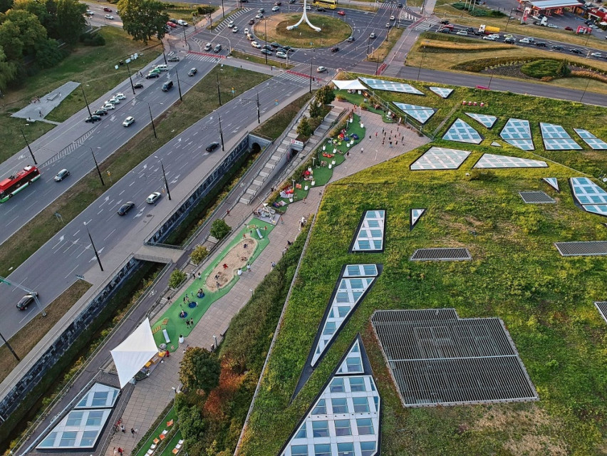 Wakacyjne atrakcje na tarasie widokowym VIVO! Lublin, fot. mat. prasowe Zielony dach centrum handlowego zmienia się w miejsce na event. Kino, trening a może warsztat?