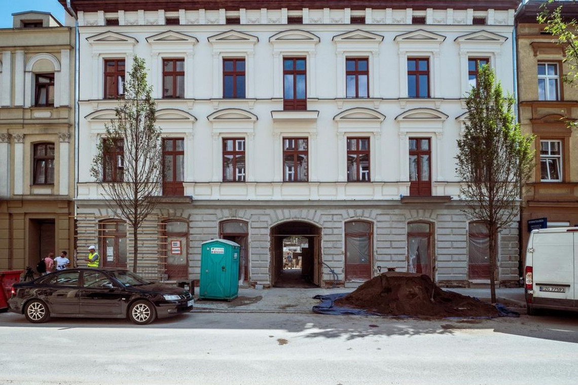 Dobiega końca generalny remont kamienicy przy ul. Wschodniej 42, fot. Stefan Brajter / UMŁ Łódź rewitalizuje na Wschodniej. Odsłania elewację kamienicy, w której powstają mieszkania i biblioteka