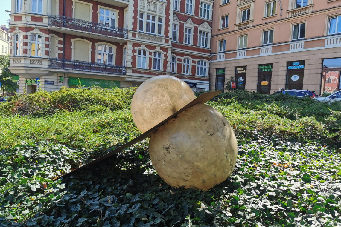 Na placu Ratajskiego odbyła się kolejna odsłona projektu pt. Studencka Scena Postaw Twórczych, fot. UAP. W Poznaniu stanęła nowa rzeźba projektu studentów