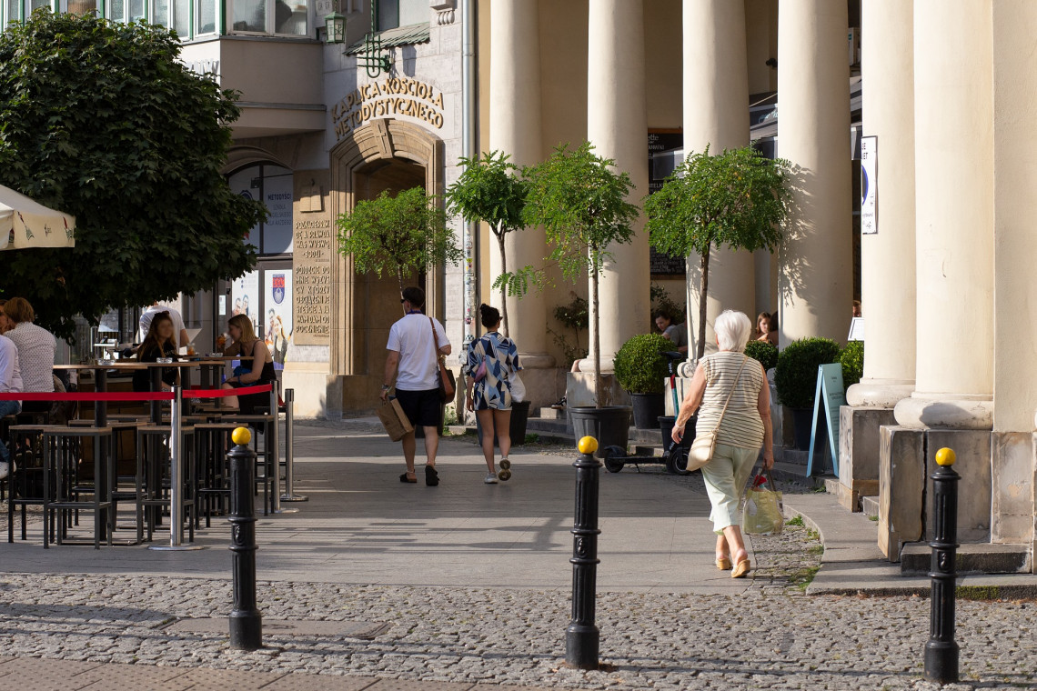 Fot. Miasto Stołeczne Warszawa / facebook: @warszawa Pas ronda przemieni się w przestrzeń do wypoczynku