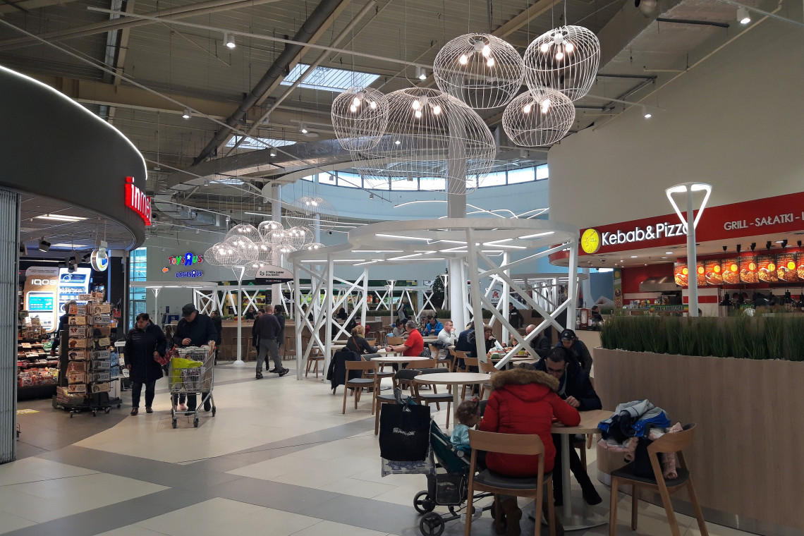 Strefa restauracyjna w CH Auchan Bielany. Fot. Mat. prasowe Wrocławskie centrum handlowe z certyfikatem BREEAM In-Use