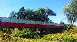 Most kolejowy w Płońsku przywdział narodowe barwy