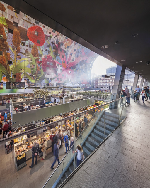 Przestrzeń handlowa Markthal, Rotterdam. Fot. Mat. prasowe Sufity akustyczne również w służbie designu. Zobacz najciekawsze realizacje