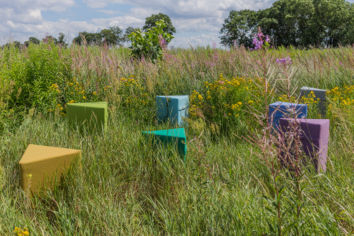 Kolekcja wełnianych pufów VANK_TRI. Fot. Mat. prasowe Pufy zero waste: barwna linia wełnianych mebli "z odzysku"