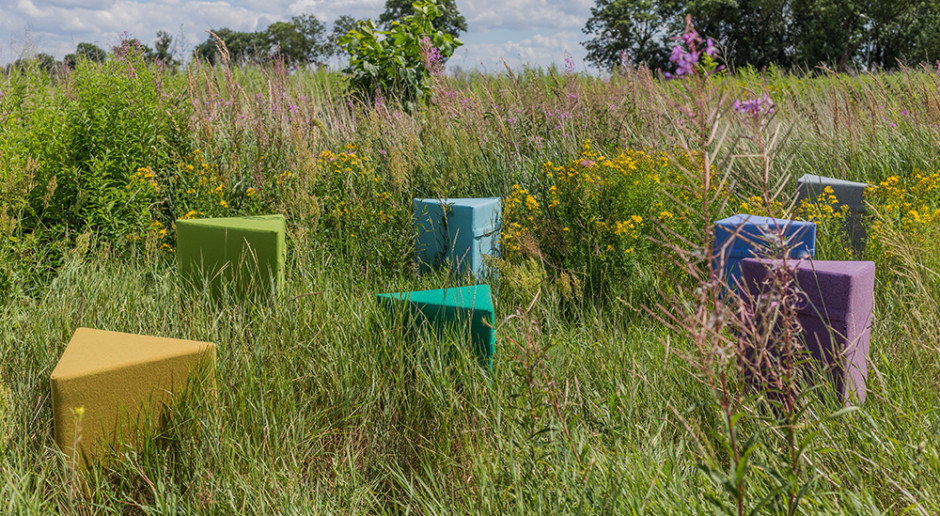Pufy zero waste: barwna linia wełnianych mebli 