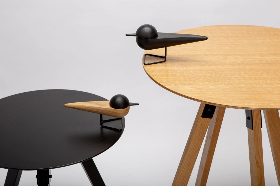 Naturalne usłojenie figurki Rybitwa podkreśla wosk na bazie naturalnych składników. Na zdjęciu w towarzystwie stolika Latte. Fot. Archiwum marki Polski design: poznaj świetną markę z Gdańska