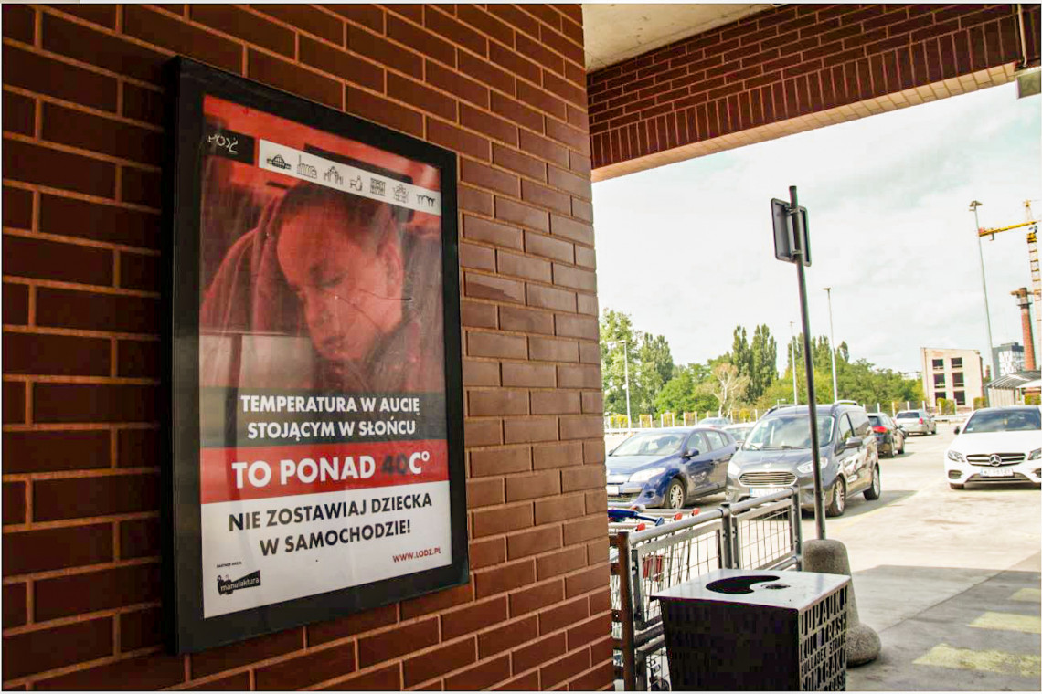 Plakat przy parkingu. Fot. Mat. prasowe W przestrzeni łódzkiej Manufaktury pojawiły się wymowne plakaty przygotowane przez miasto