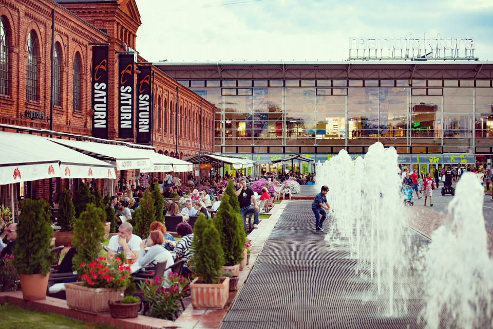 Rynek w Manufakturze. Fot. Mat. prasowe W przestrzeni łódzkiej Manufaktury pojawiły się wymowne plakaty przygotowane przez miasto