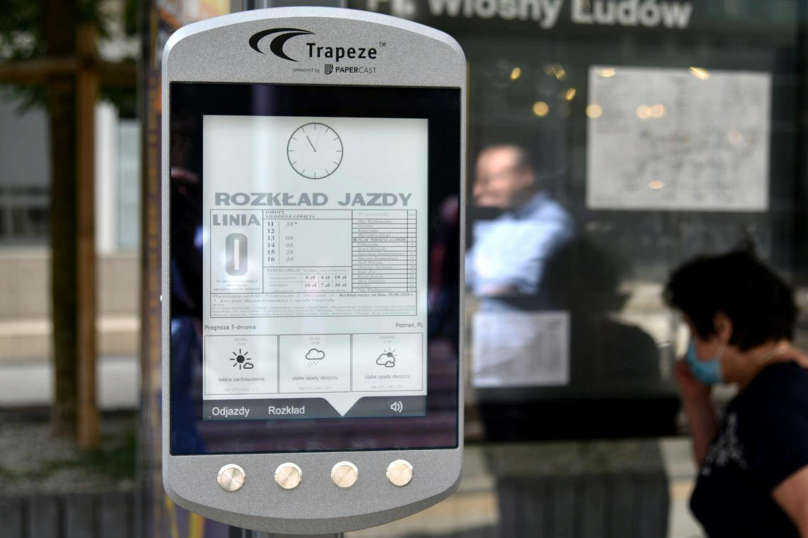 Rozkład jazdy na e-papierowym wyświetlaczu zawisł przy przystanku Pl. Wiosny Ludów. Fot. www.poznan.pl Poznan testuje nowinkę technologiczną na przystanku komunikacji miejskiej