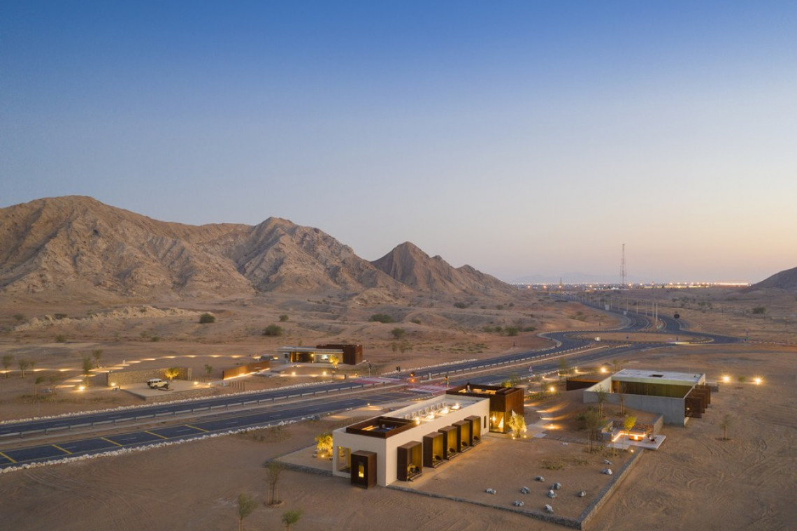 Hotel Al Faya Lodge. Proj. Anarchitect. Fot. Fernando Guerra Hotel w sercu pustyni. Tak się wypoczywa w ZEA