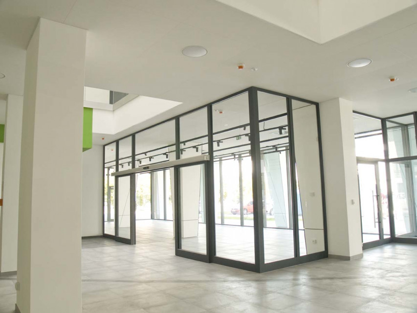 Parter, hall z widokiem na wejście główne do Dzielnicowego Centrum Kultury na Ursynowie. Fot. Mat. prasowe Projekt tego budynku na Ursynowie powstał dekadę temu. Teraz został zrealizowany
