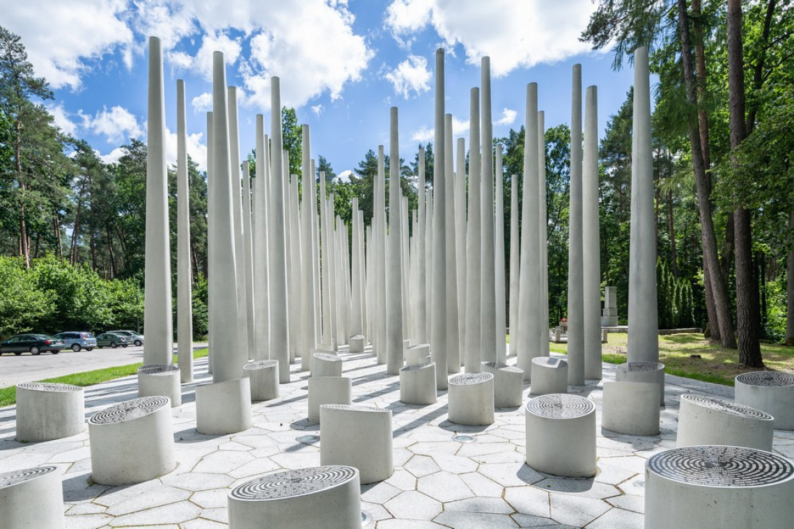Monument pamięci II Wojny Światowej w Lesie Szpęgawskim. Proj. arch. Katarzyna Ephraim. Fot. Mat. architektki Betonowe drzewa i pnie upamiętniają ofiary II Wojny Światowej. Niezwykły monument w Lesie Szpęgawskim