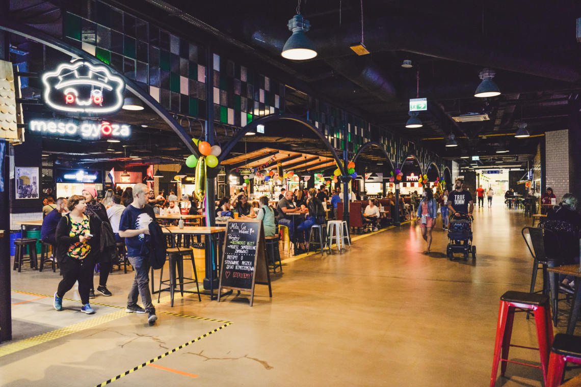 Fot. Mat. prasowe 20 konceptów gastronomicznych, strefa relaksu pod chmurką - Stacja Food Hall podsumowuje rok swojego istnienia