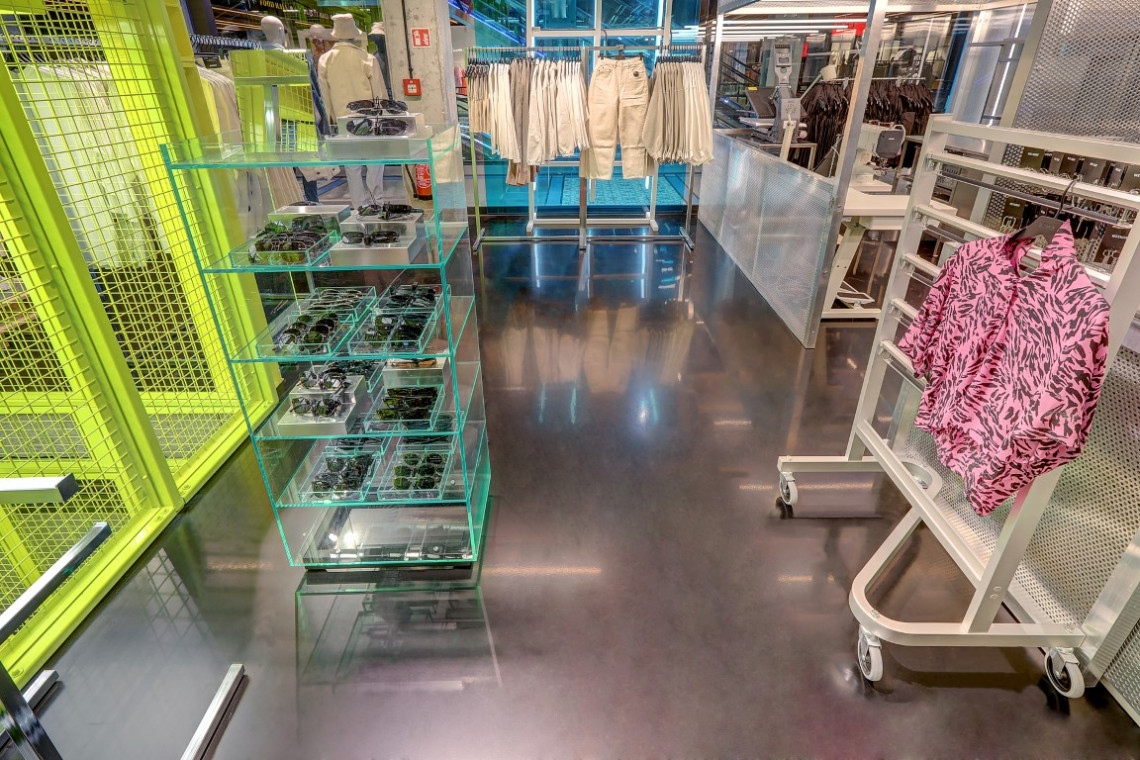 Salon marki Weekday w Elektrowni Powiśle, fot. Flowcrete Polska Industrialnie i minimalistycznie. Zaglądamy do jednego z pierwszych salonów Weekday w Polsce