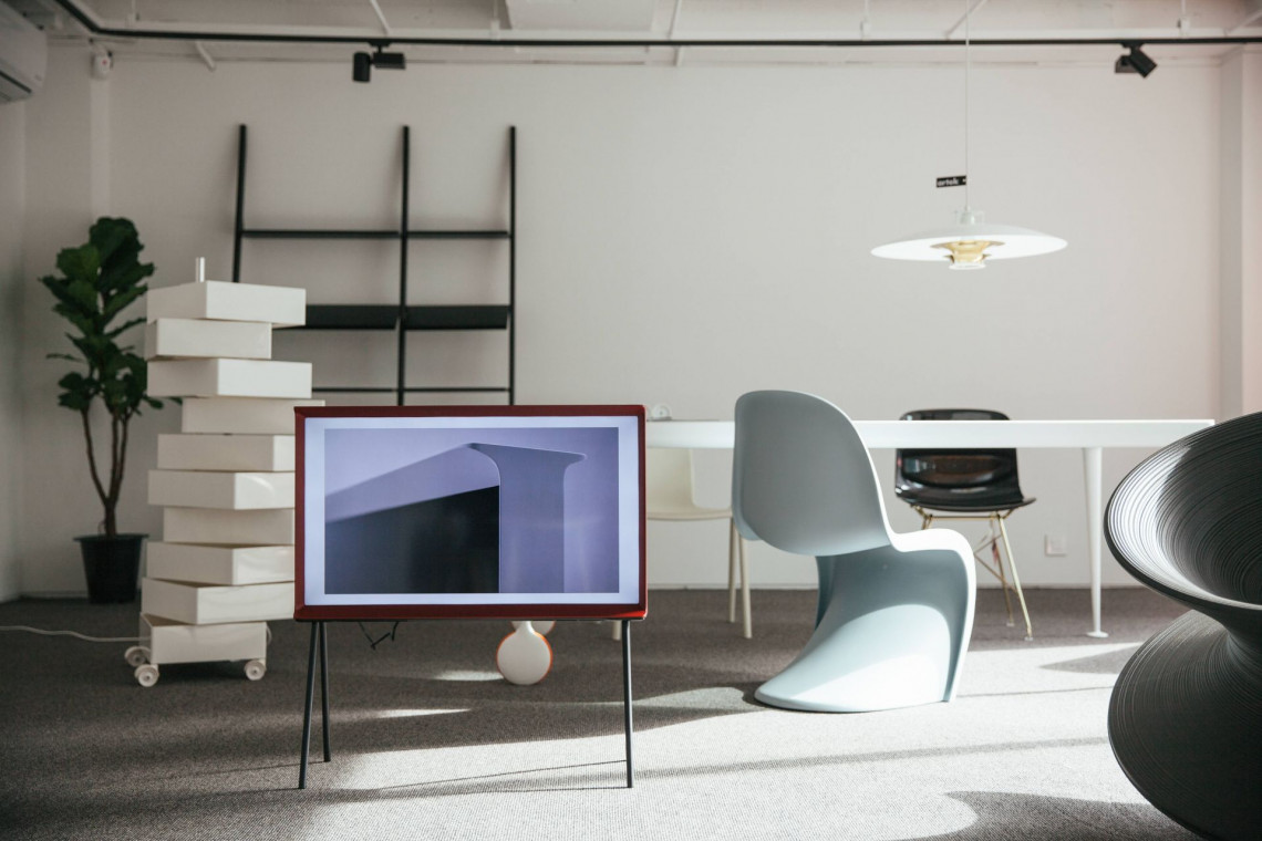 Na polskim rynku debiutuje kolejny telewizor Samsung z kategorii Lifestyle: The Serif, fot. mat. prasowe Telewizory coraz bardziej designerskie. Ten debiutuje właśnie w Polsce