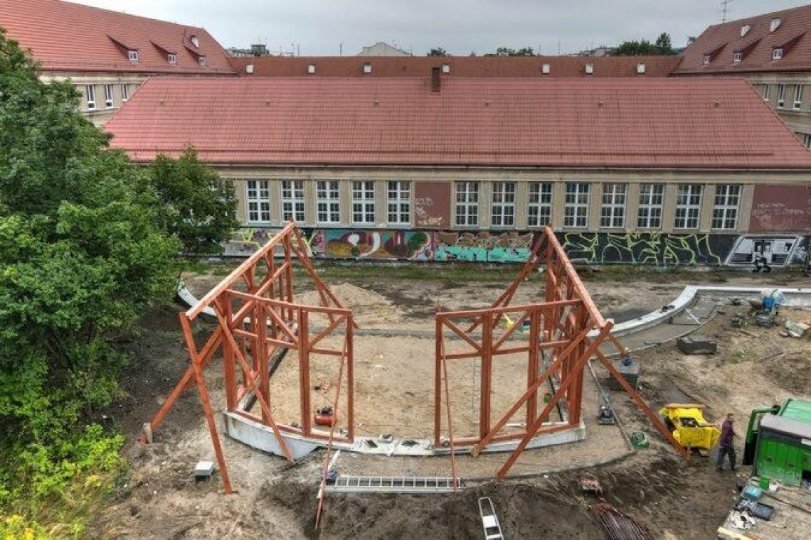 Trwa budowa konstrukcji mini-amfiteatru. Fot. Dyrekcja Rozbudowy Miasta Gdańska, www.gdansk.pl W ramach Budżetu Obywatelskiego Gdańska powstaje mini-amfiteatr
