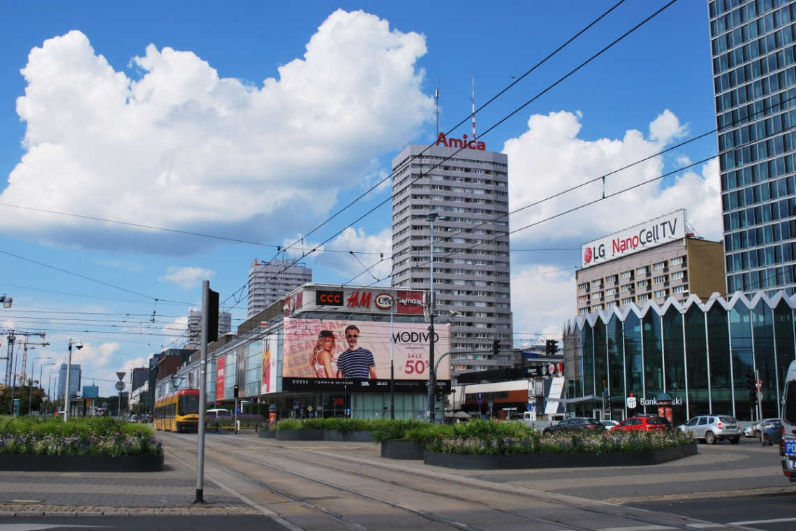 Skrzyżowanie ulicy Marszałkowskiej z Al. Jerozolimskimi w Warszawie: z reklamami. Fot. Mat. prasowe Eye-tracking w architekturze.Technologia pomoże projektować lepsze miasta
