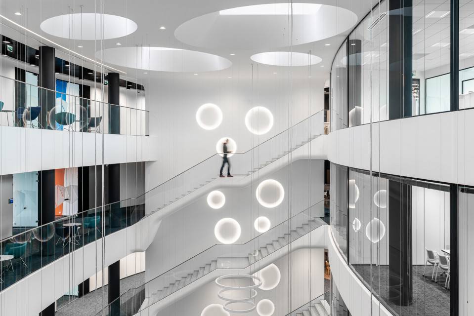 Nowa siedziba Neuca w Toruniu, projekt Massive Design, fot. mat. prasowe Oto najnowsza realizacja Massive Design. Tym razem zaprojektowali niezwykłe biuro w Toruniu