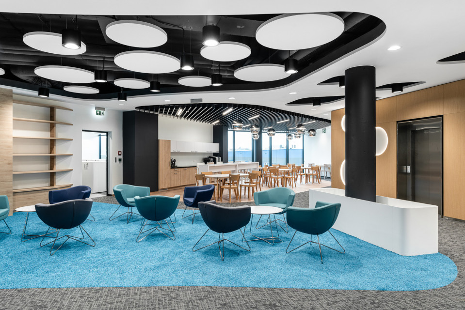 Nowa siedziba Neuca w Toruniu, projekt Massive Design, fot. mat. prasowe Oto najnowsza realizacja Massive Design. Tym razem zaprojektowali niezwykłe biuro w Toruniu
