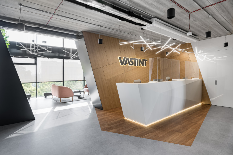 Nowe biuro Vastint projektu Bit Creative Barnaba Grzelecki, fot. Fotomohito Industrialnie, ale przytulnie. Warszawscy architekci zaprojektowali nową siedzibę Vastint
