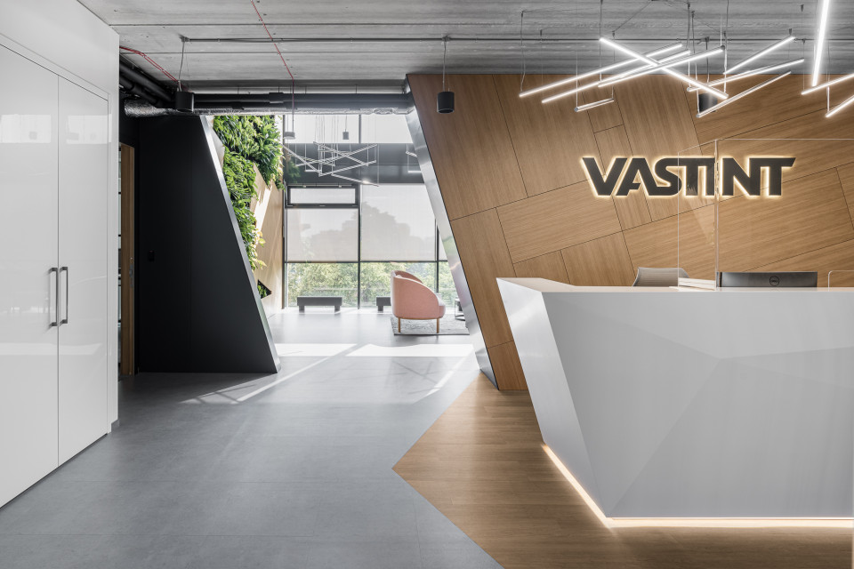 Nowe biuro Vastint projektu Bit Creative Barnaba Grzelecki, fot. Fotomohito Industrialnie, ale przytulnie. Warszawscy architekci zaprojektowali nową siedzibę Vastint