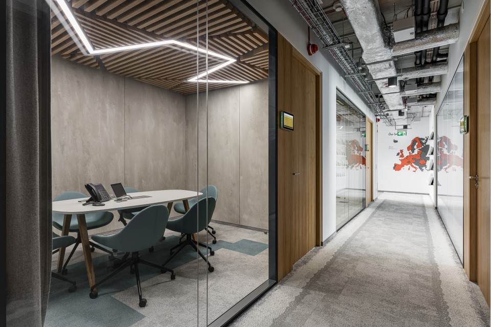 Nowe biuro Vastint projektu Bit Creative Barnaba Grzelecki, fot. Fotomohito Industrialnie, ale przytulnie. Warszawscy architekci zaprojektowali nową siedzibę Vastint