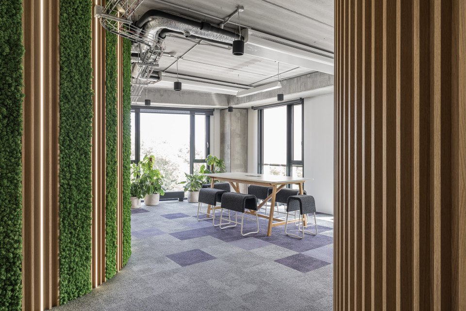Nowe biuro Vastint projektu Bit Creative Barnaba Grzelecki, fot. Fotomohito Industrialnie, ale przytulnie. Warszawscy architekci zaprojektowali nową siedzibę Vastint