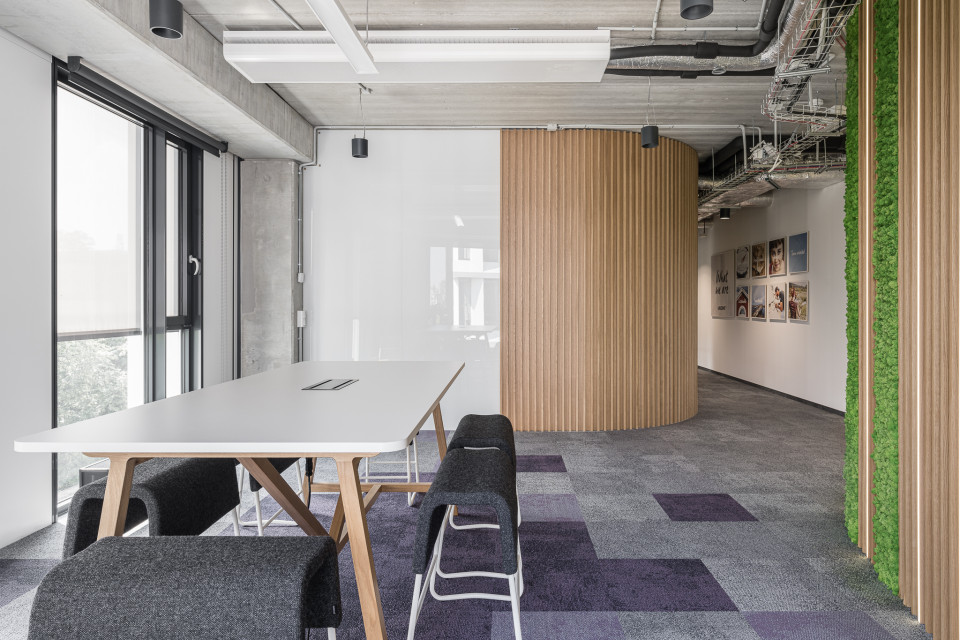 Nowe biuro Vastint projektu Bit Creative Barnaba Grzelecki, fot. Fotomohito Industrialnie, ale przytulnie. Warszawscy architekci zaprojektowali nową siedzibę Vastint