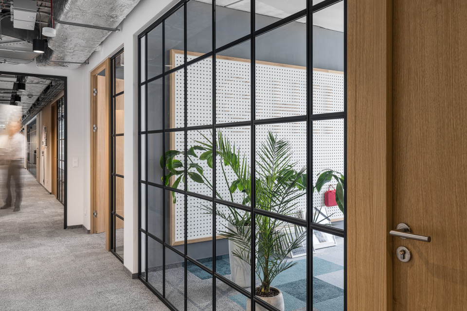 Nowe biuro Vastint projektu Bit Creative Barnaba Grzelecki, fot. Fotomohito Industrialnie, ale przytulnie. Warszawscy architekci zaprojektowali nową siedzibę Vastint