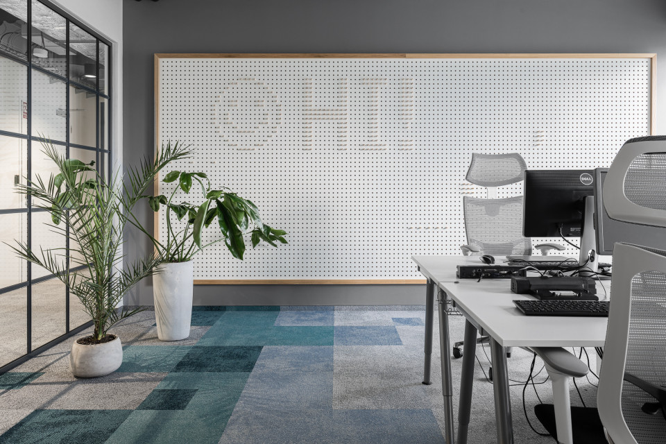 Nowe biuro Vastint projektu Bit Creative Barnaba Grzelecki, fot. Fotomohito Industrialnie, ale przytulnie. Warszawscy architekci zaprojektowali nową siedzibę Vastint