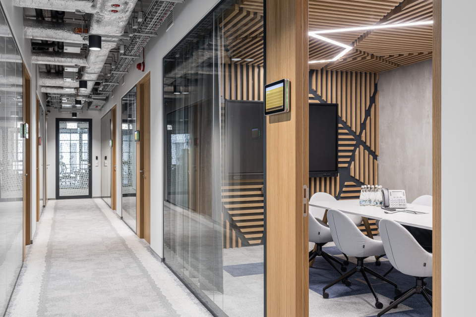 Nowe biuro Vastint projektu Bit Creative Barnaba Grzelecki, fot. Fotomohito Industrialnie, ale przytulnie. Warszawscy architekci zaprojektowali nową siedzibę Vastint