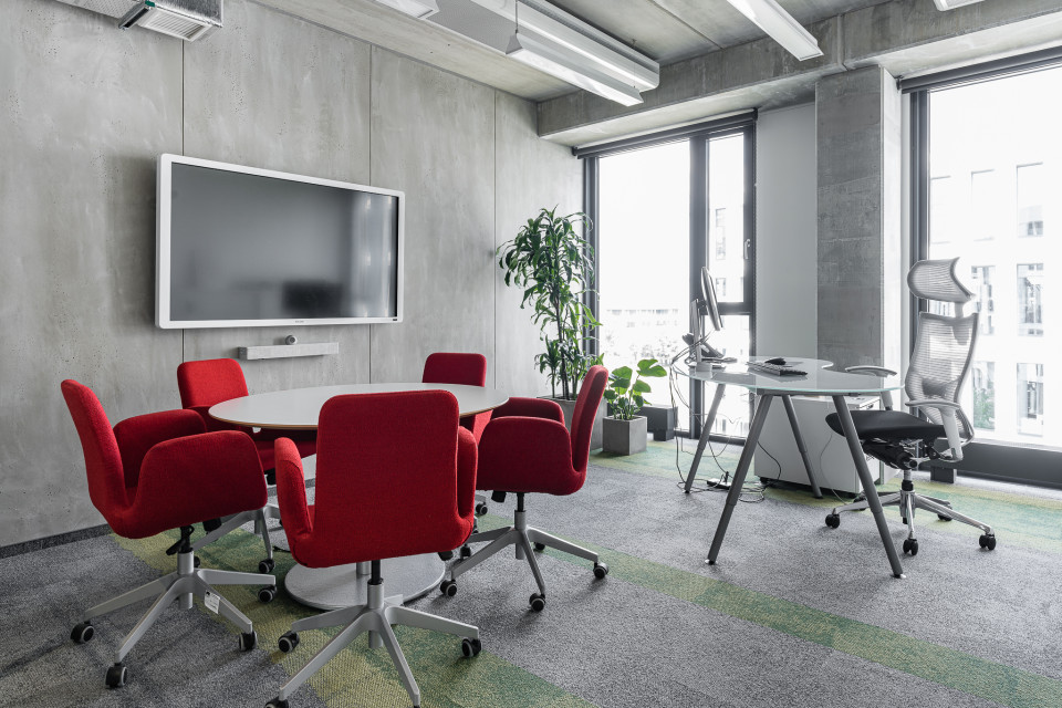 Nowe biuro Vastint projektu Bit Creative Barnaba Grzelecki, fot. Fotomohito Industrialnie, ale przytulnie. Warszawscy architekci zaprojektowali nową siedzibę Vastint