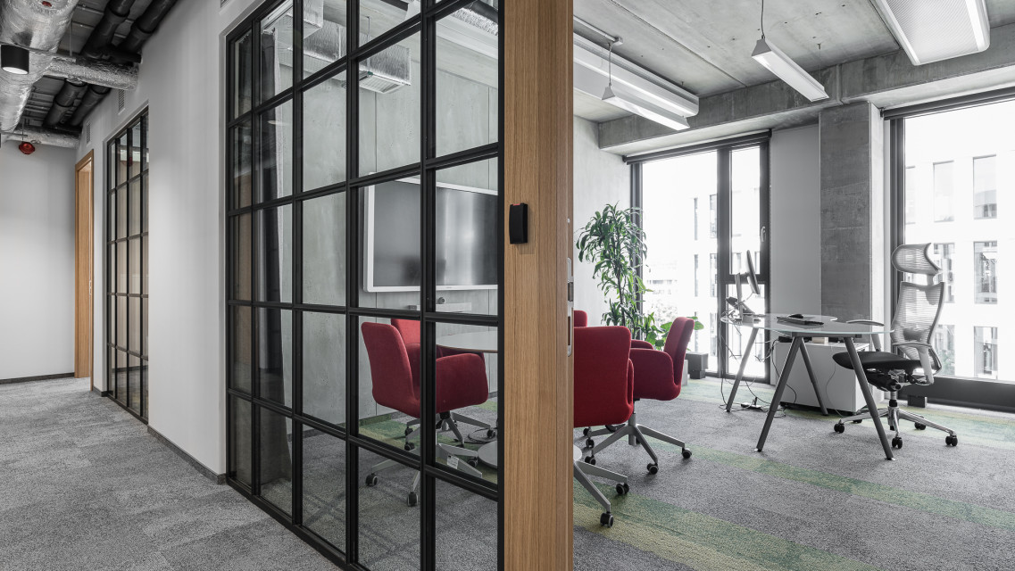 Nowe biuro Vastint projektu Bit Creative Barnaba Grzelecki, fot. Fotomohito Industrialnie, ale przytulnie. Warszawscy architekci zaprojektowali nową siedzibę Vastint