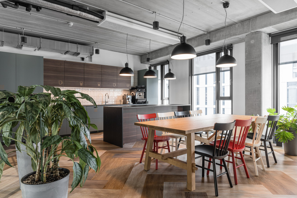 Nowe biuro Vastint projektu Bit Creative Barnaba Grzelecki, fot. Fotomohito Industrialnie, ale przytulnie. Warszawscy architekci zaprojektowali nową siedzibę Vastint