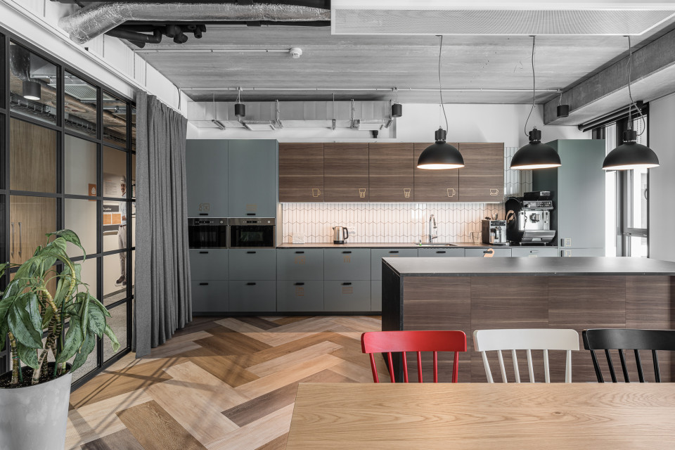 Nowe biuro Vastint projektu Bit Creative Barnaba Grzelecki, fot. Fotomohito Industrialnie, ale przytulnie. Warszawscy architekci zaprojektowali nową siedzibę Vastint