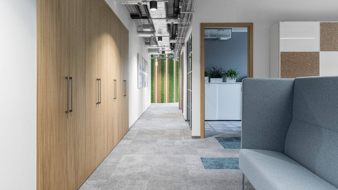 Nowe biuro Vastint projektu Bit Creative Barnaba Grzelecki, fot. Fotomohito Industrialnie, ale przytulnie. Warszawscy architekci zaprojektowali nową siedzibę Vastint