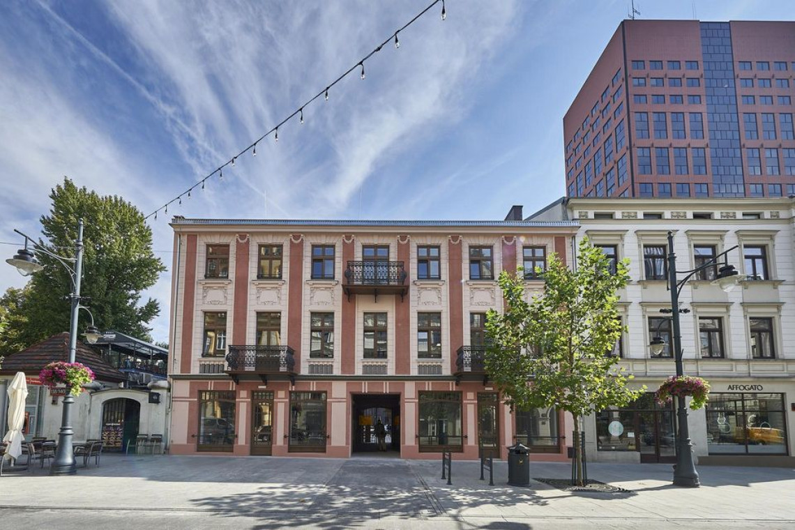 Eklektyczna, dwupiętrowa kamienica z 1881 roku przy ulicy Piotrkowskiej 142 przeszła gruntowny remont. Fot. Radosław Jóźwiak / UM Łódź Dobiega końca remont zabytkowej kamienicy przy OFF Piotrkowska