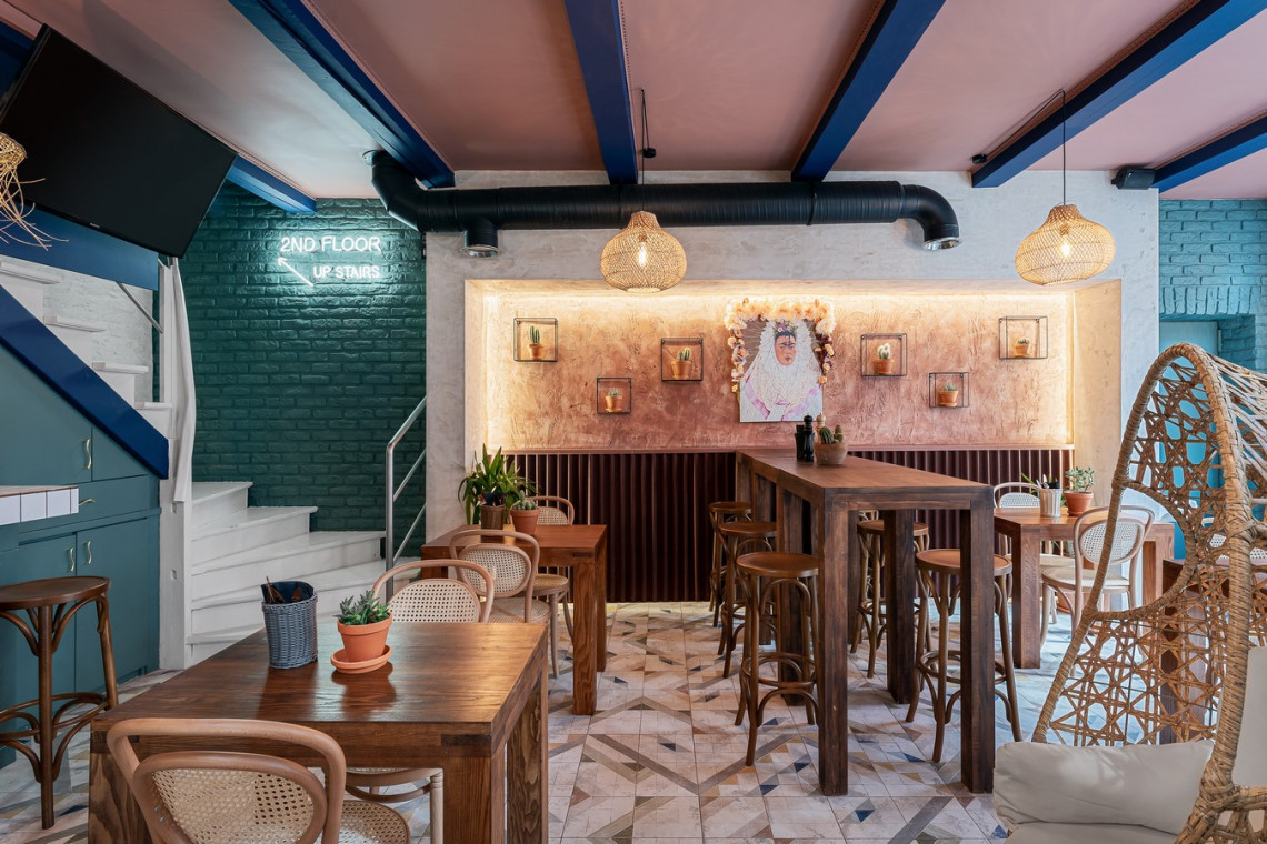 Restauracja Hola Tapas. Proj. Studio Loko, www.studioloko.pl. Fot. Kuba Henke, kubahenke.pl Gdańska kamienica skrywa kolorowe wnętrza zainspirowane Meksykiem i Hiszpanią