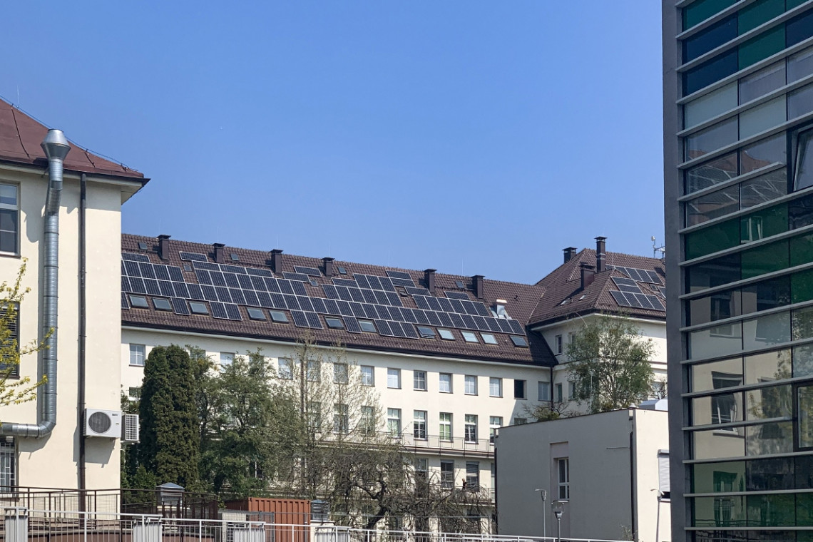 Instalacja fotowoltaiczna w Samodzielnym Publicznym Szpitalu Klinicznym nr 1 PUM w Szczecinie. Fot. Mat. prasowe Szczeciński szpital stawia na zieloną energię. Fotowoltaika na dachu i elewacjach