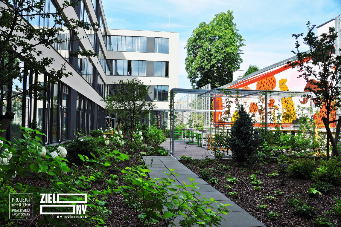 Zielony by Synergia to nowy, kameralny i organiczny biurowiec w centrum Łodzi, tuż przy Stajni dla Jednorożców. Budynek lada dzień zostanie oddany do użytku. Równolegle z ostatnimi pracami budowlanymi, trwają prace wykończeniowe w obrębie przestrzeni wspólnych oraz konkretnych biur nowych najemców. Projektem fit-outu Zielonego zajęła się lokalna pracownia Projekt Officyna Pracownia Architektury, fot. mat. Projekt Officyna Pracownia Architektury Biurowiec z zielonym przesłaniem