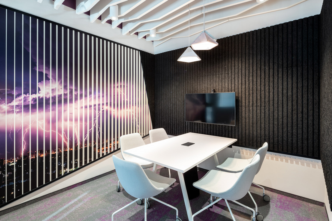 We wnętrzach biura Cushman & Wakefield w The Warsaw Hub zastosowano wiele rozwiązań wpływajacych na akustykę we wnętrzach. Proj. Massive Design. Fot. Szymon Polański Biuro wolne od hałasu